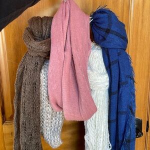 Lot of 5 scarves
